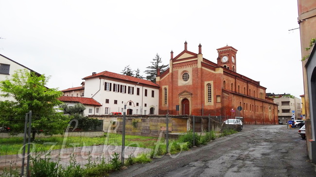 Пьяцца и церковь Санта-Мария-ди-Кастелло