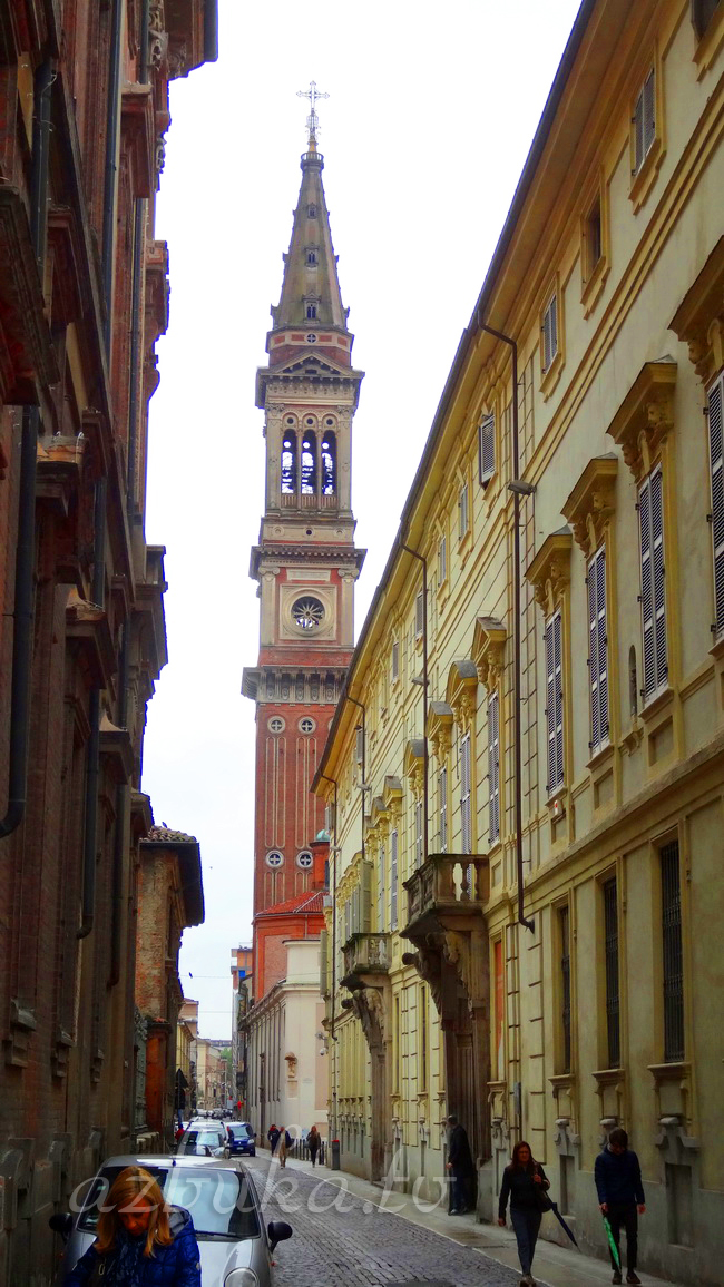 Via Parma и башня Кафедрального собора