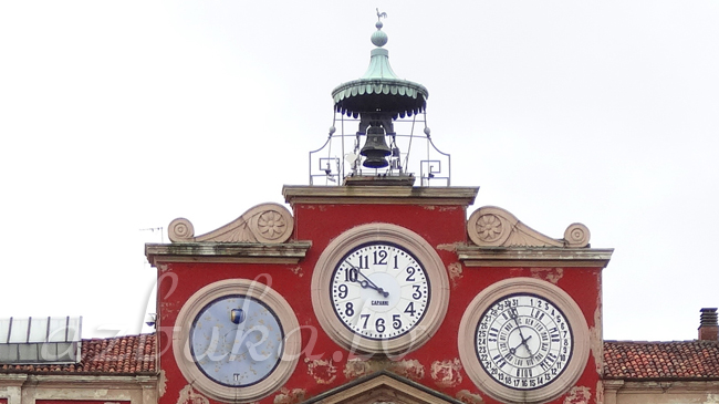 Часы на Муниципальном дворце