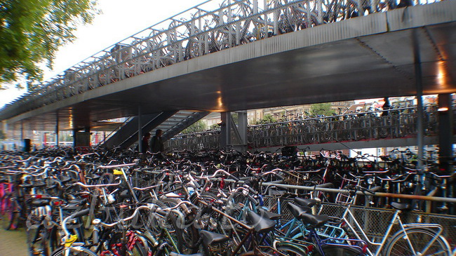 Велосипедная стоянка в Амстердаме