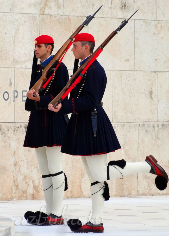 Греческие гвардейцы-эвзоны