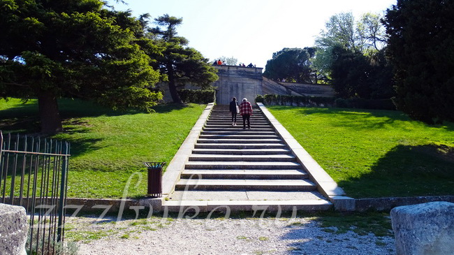 Северная лестница к Jardin des doms