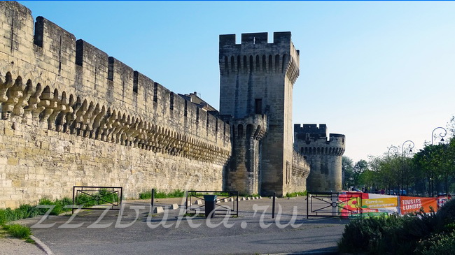 Городская стена с воротами