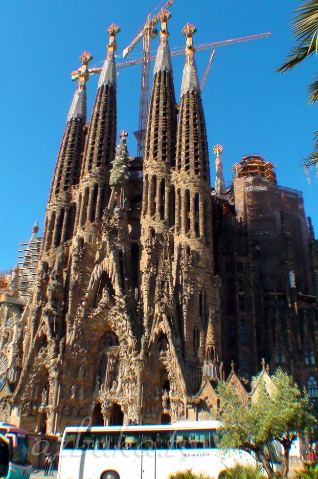 Храм Святого Семейства (вид с Plaça de Gaudí)
