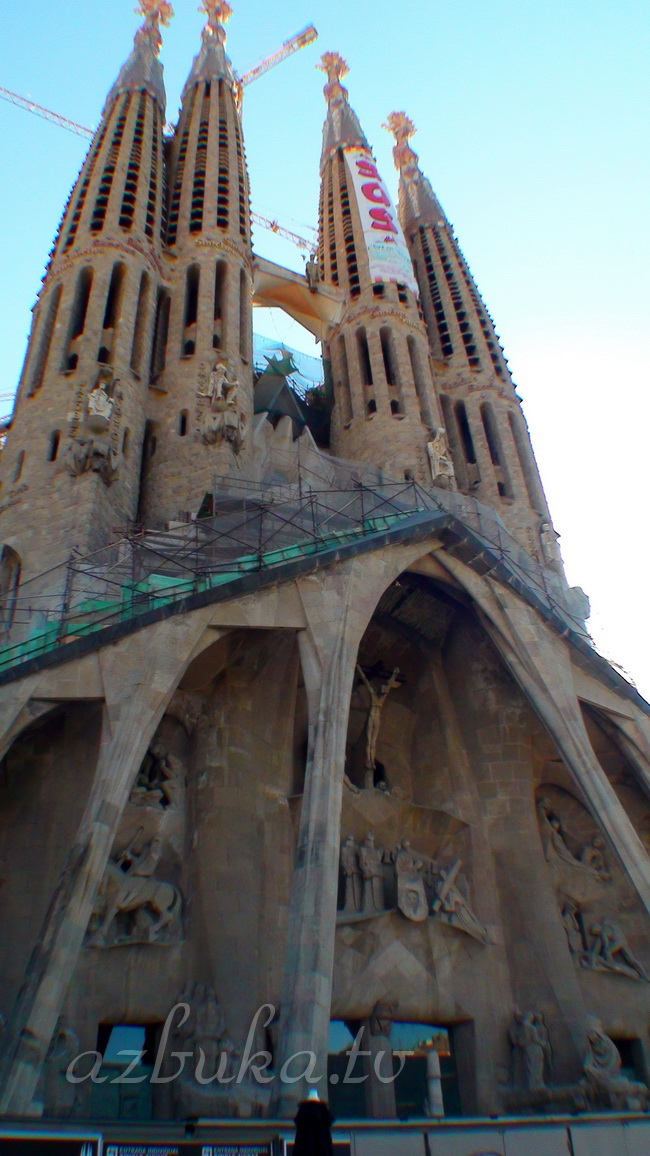 Храм Святого Семейства (вид с Plaça de la Sagrada Família)