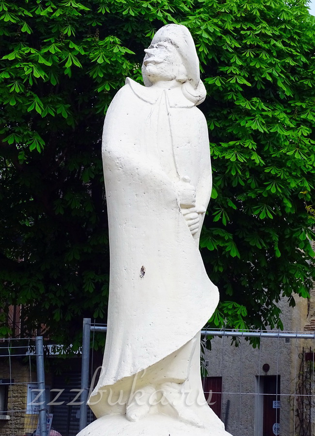 Еще одна статуя Сирано де Бержерака