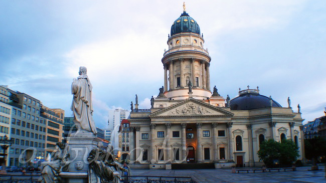 Немецкий собор, памятник Шиллеру