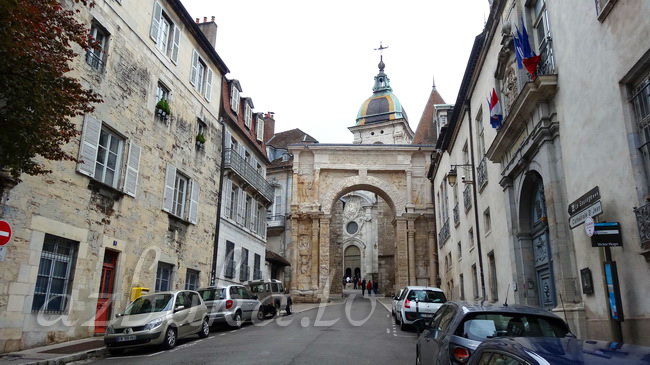 Черные ворота у Кафедрального собора Безансона
