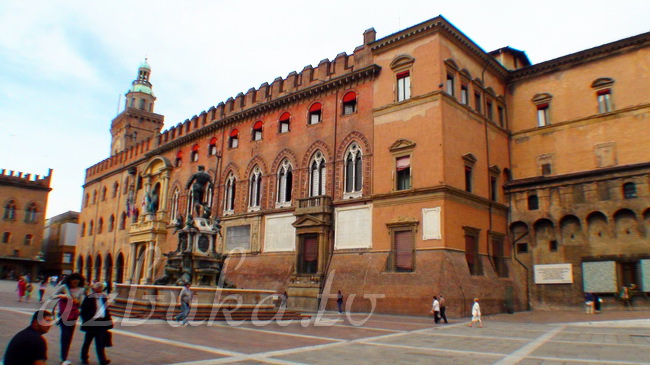Palazzo Comunale (справа), Palazzo d'Accursio (слева)