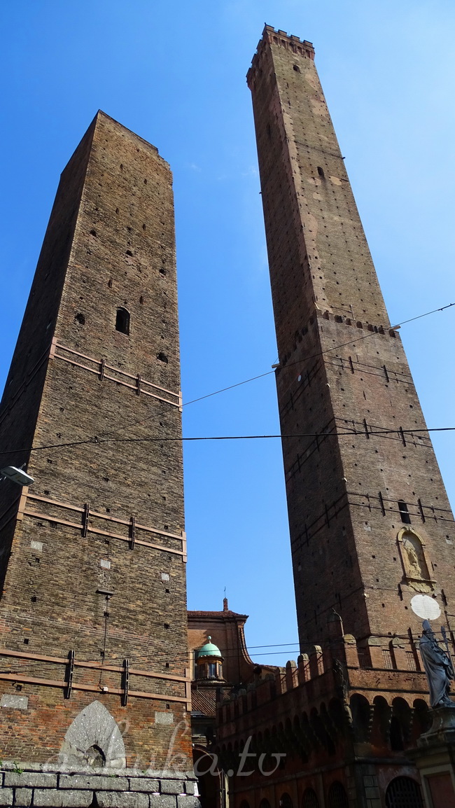 Две башни: Гаризенда (слева) и Азинелли (справа)