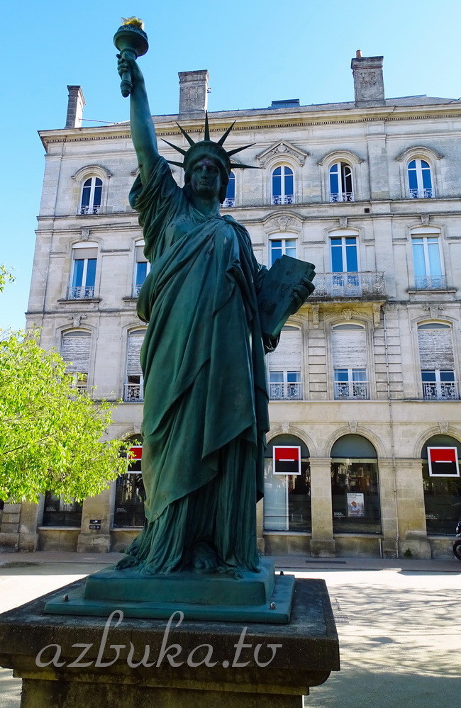 Статуя Свободы на площади Пикар