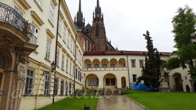 Епископский дворец (ныне Музей Моравской земли) на фоне Кафедрального собора