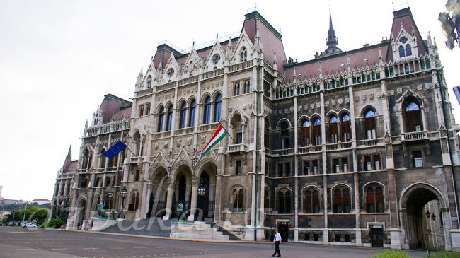 Здание Парламента со стороны парка Kossuth Lajos tér