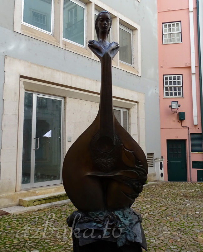 Памятник португальской гитаре