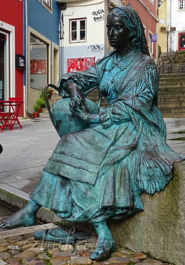 Скульптура "Женщина Коимбры"