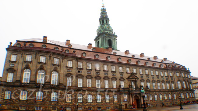Кристиансборг (вид с площади Christiansborg Slotsplads)