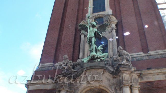 Главный портал церкви Святого Михаила