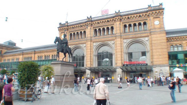 Железнодорожный вокзал, статуя Эрнста-Августа
