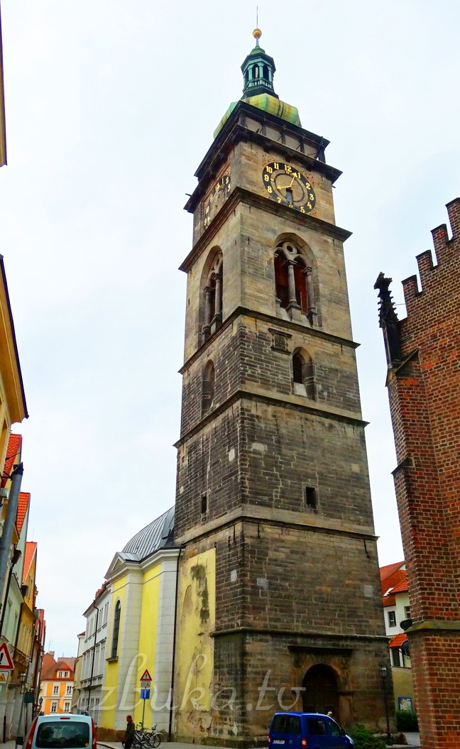 Белая башня и капелла Святого Климента