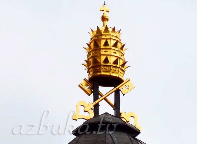 Эмблема Ватикана на куполе часовни