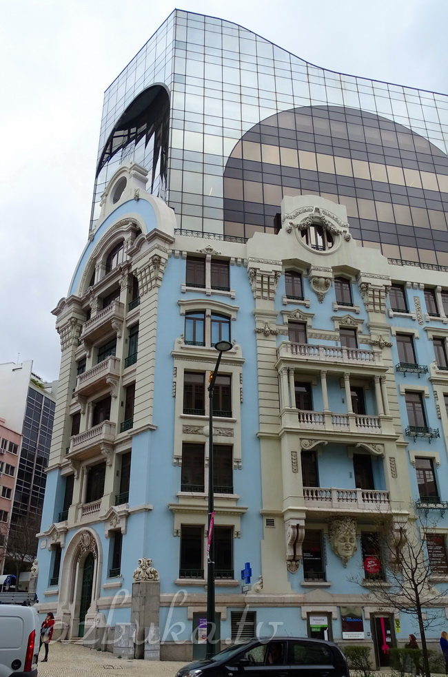 Старый фасад и современное здание