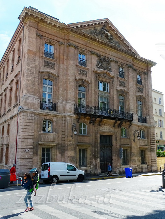 Фасад здания мэрии со стороны площади Давьель