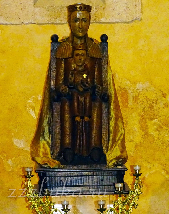 Статуя Богоматери