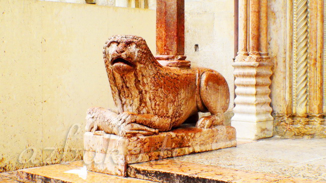 Лев, держащий колонну портала
