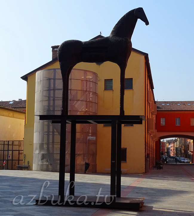 Длинноногая лошадка на piazzetta dal Paltadóri