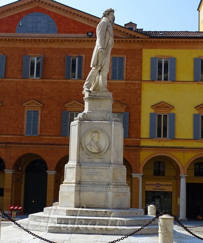 Памятник Чиро Менотти на площади Рима