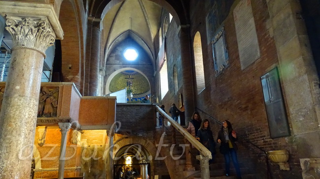 В Кафедральном соборе (лестница к центральному нефу)