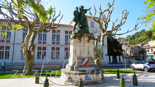 Площадь Пуртуль, памятник Погибшим за Родину у здания школы