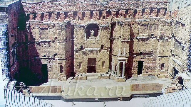 Сцена римского амфитеатра (фото рекламного буклета)