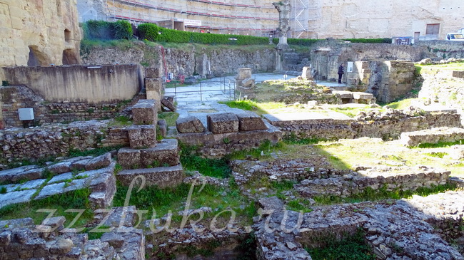 Зона археологических руин вблизи театра