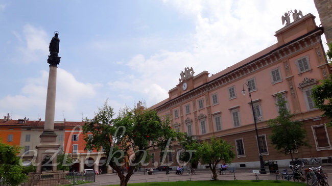 Площадь Дуомо, дворец Епископа