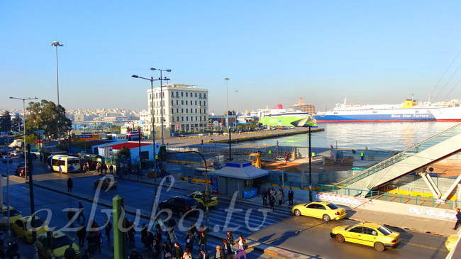 Вид на морской порт с перехода у железнодорожной станции
