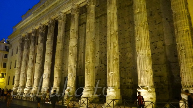 Биржа (колонны храма Божественного Адриана)