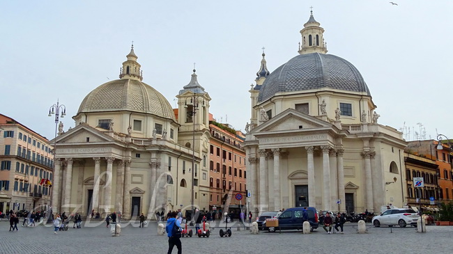 Церкви Санта-Мария-деи-Мираколи (справаi) и Санта-Мария-ин-Монтесанто (слева)