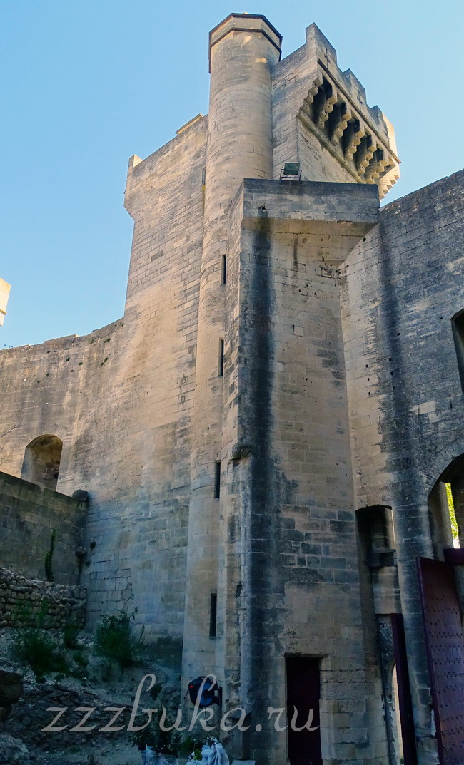Оборонительная башня (вид со стороны замка)