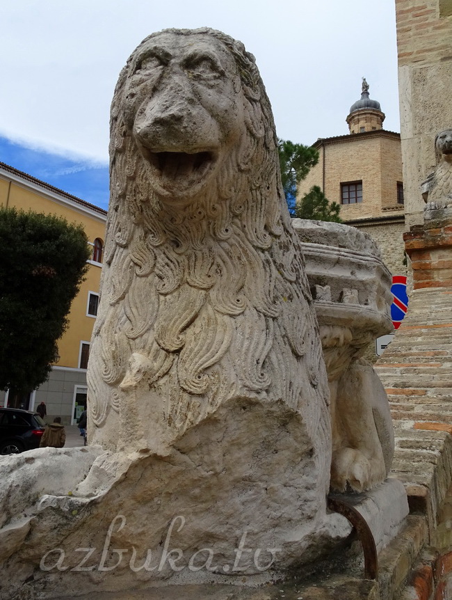 Статуя льва у Кафедрального собора