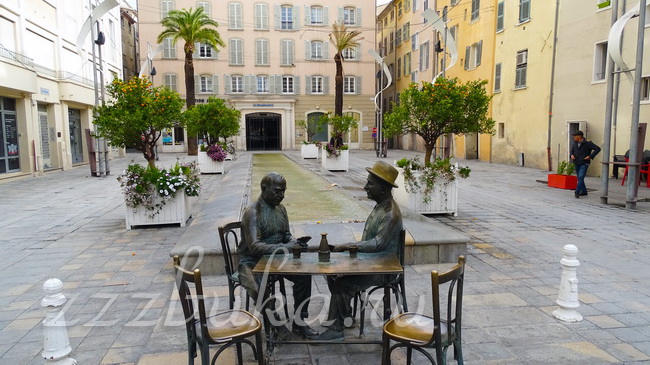 Площадь Райму, скульптура "Мужчины, играющие в карты"