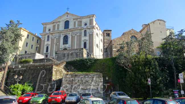 Церковь Санта-Мария Маджоре (слева) и церковь Святого Сильвестра (справа)
