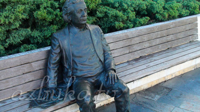 Статуя Альберта Эйнштейна