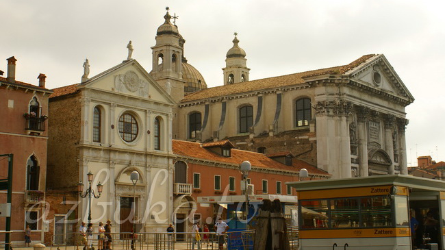 Церкви Санта-Мария-дель-Розарио (справа) и Санта-Мария-делла-Визитационе