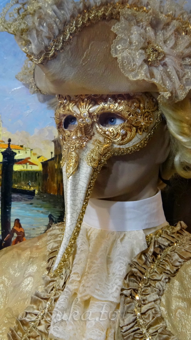 Манекен в лавке с венецианскими масками