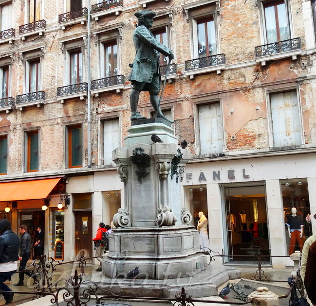 Памятник Карло Гальдони