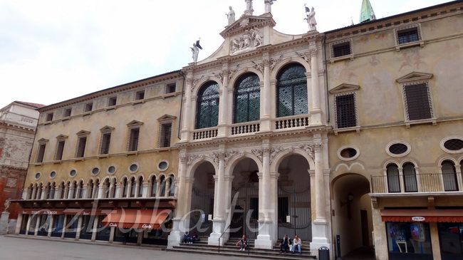 Палаццо дель Монте ди Пьета и церковь Сан-Винченцо