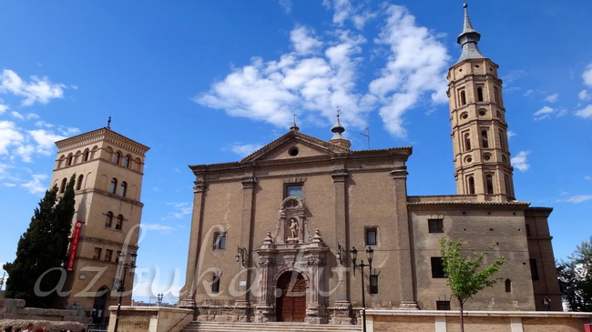 Площадь Цезар Аугуста, слева направо:Torreón de la Zuda, Iglesia de San Juan de los Panetes