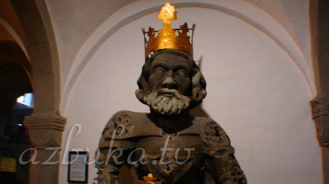 Статуя короля Карла Великого